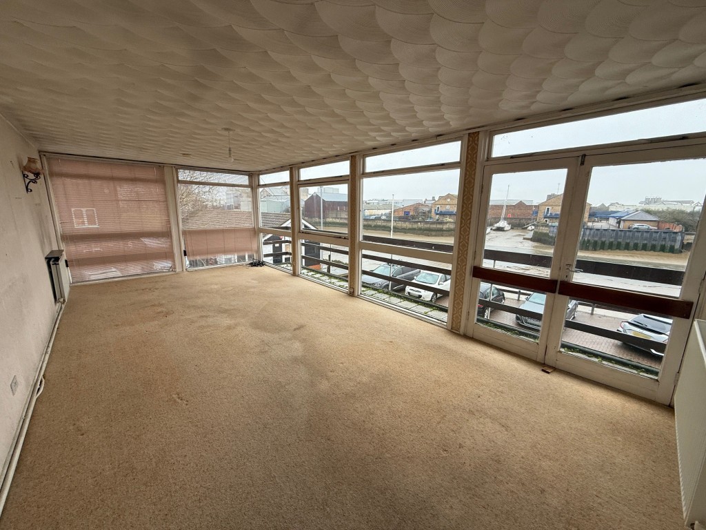 Lot: 18 - MIXED USE PREMISES WITH POTENTIAL ON QUAYSIDE - Flat living room with access to balcony and river views